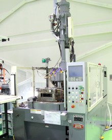 縦型電動射出成形機